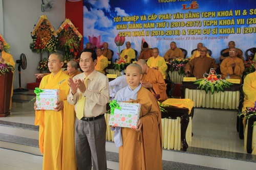 Trường Trung cấp Phật học Đà Nẵng tổ chức lễ tốt nghiệp và khai giảng năm học mới 