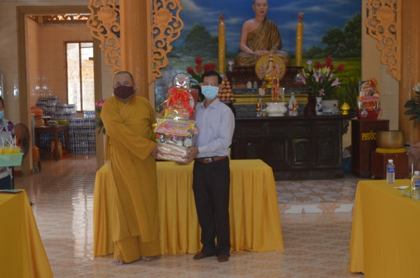 Ban Dân vận tỉnh ủy thăm và chúc mừng Phật đản PL.2565 đến BTS GHPGVN thành phố Bà Rịa 