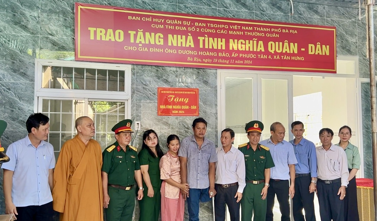 TRAO NHÀ TÌNH NGHĨA QUÂN DÂN-BAN TRỊ SỰ GHPG TP. BÀ RỊA VÀ BAN CHỈ HUY QUÂN SỰ TẶNG GIA ĐÌNH ÔNG DƯƠNG HOÀNG BẢO